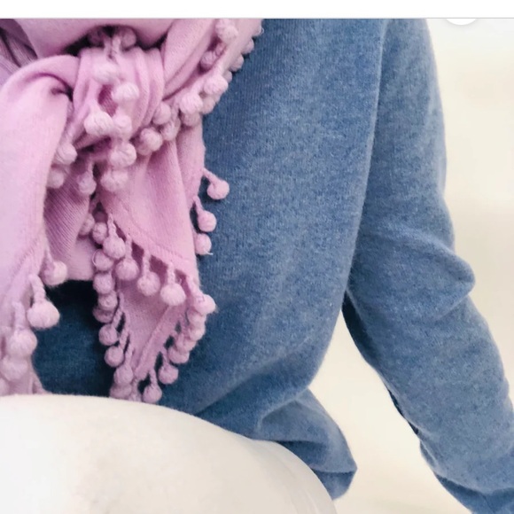 🎁NWOT Boo Gemes Pom Pom wrap! Perfect for a gift🌟 NEVER worn🎉 - Picture 5 of 5